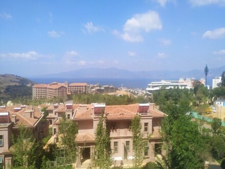 抚仙湖畔别墅中的小高层度假观湖房