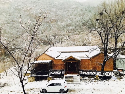 北京昌平十三陵东水峪村四合院四面环山依山傍水