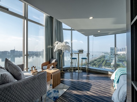 钱塘江270度落地窗江景100寸巨幕投影网红